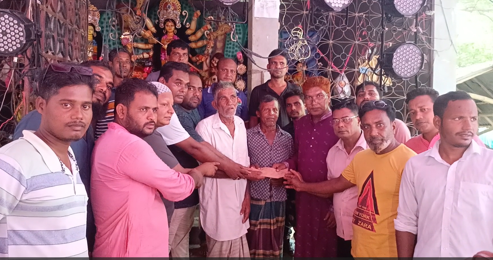 দর্শনার বিভিন্ন পূজামণ্ডপ পরিদর্শনে যুবদল নেতৃবৃন্দ