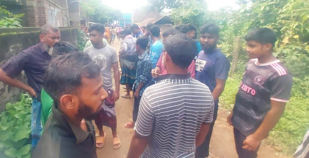 আপন বোন ও ভাবীকে কুপিয়ে হত্যা