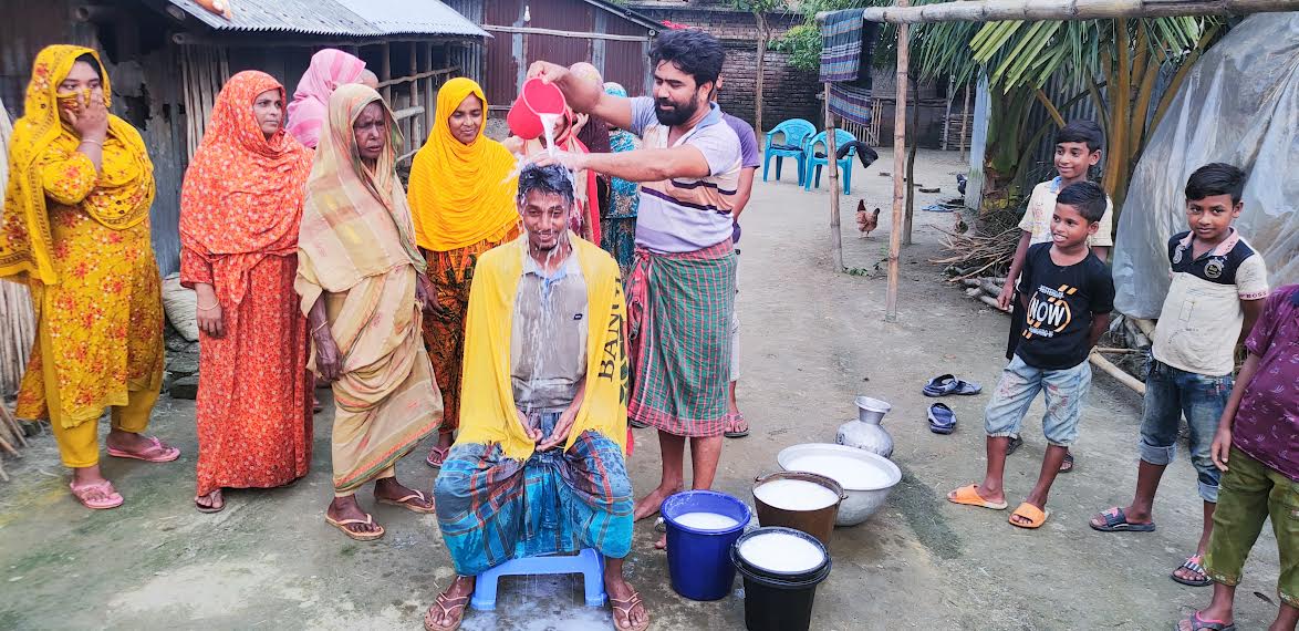 দুধ দিয়ে গোসল করে আলোচনায় সবুজ মিয়া