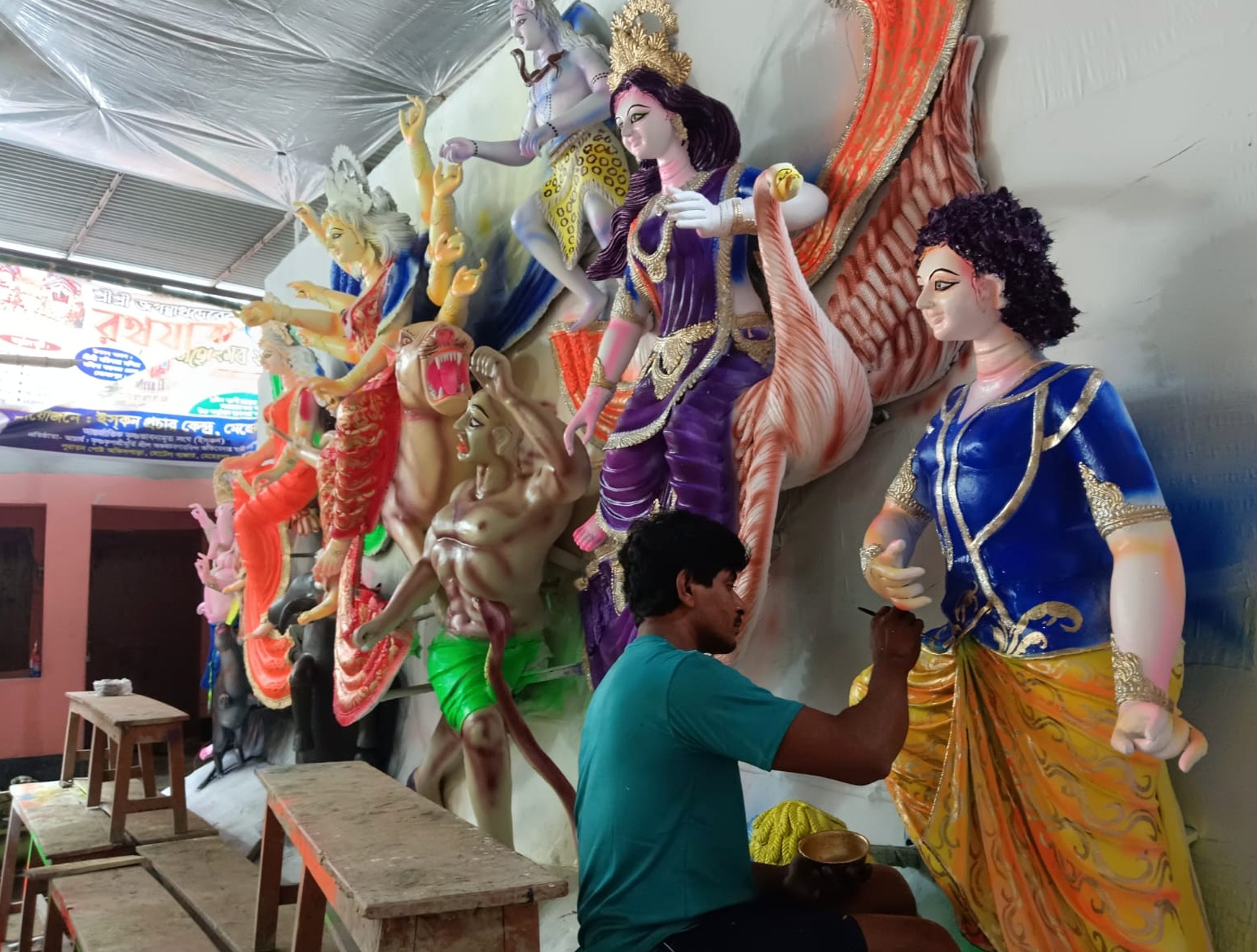 মেহেরপুরে চলছে প্রতিমা সজ্জার শেষ প্রস্তুতি<br>