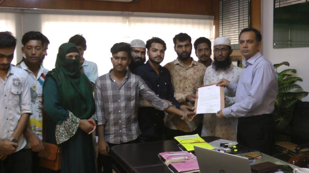 চুয়াডাঙ্গায় আওয়ামীপন্থী আইনজীবীদের অপসারণের দাবিতে শিক্ষার্থীদের মানববন্ধন ও স্মারকলিপি প্রদান