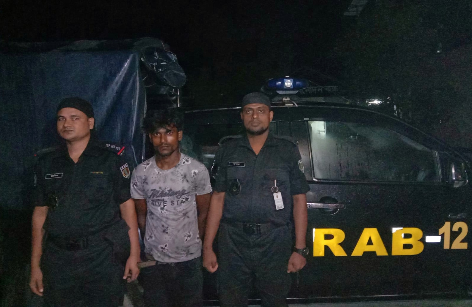 গাংনীতে ৫ কেজি গাঁজাসহ যুবক আটক<br>
