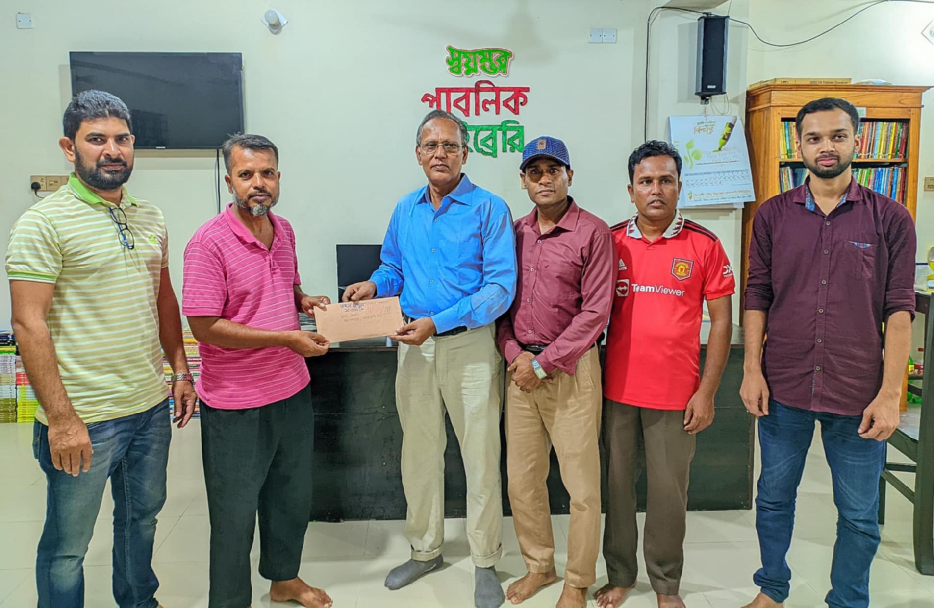 আলমডাঙ্গা স্বয়ম্ভর পাবলিক লাইব্রেরিতে দুবাই প্রবাসীর অনুদান