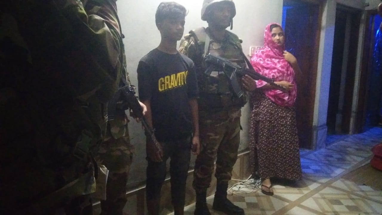 ১২৩ বোতল ফেনসিডিলসহ আটক ২