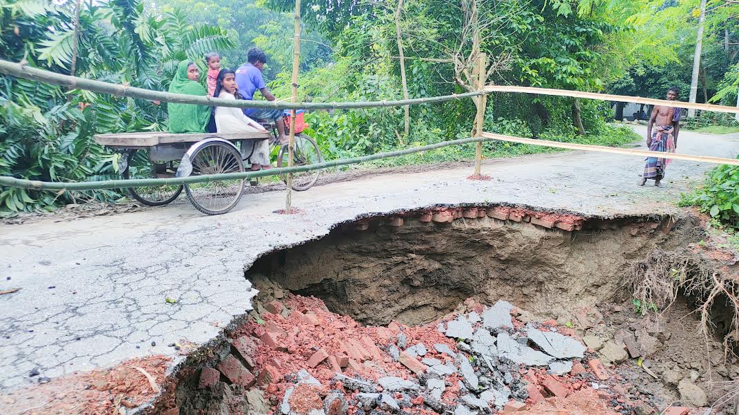 দর্শনার ঈশ্বরচন্দ্রপুর গ্রামের চলাচলের প্রধান সড়কে ভাঙন