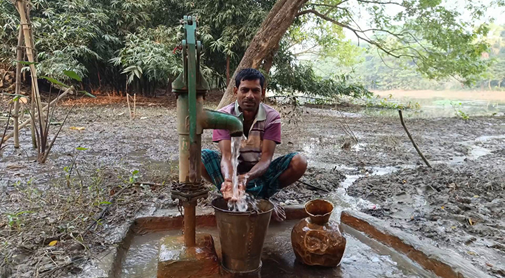 ঝিনাইদহে টিউবওয়েলে চাপ ছাড়াই উঠছে পানি