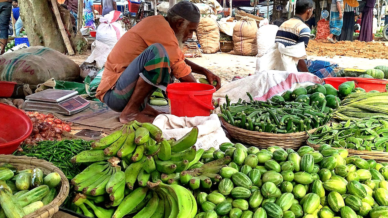 চড়া দামে সবজি কিনতে অস্বস্তিতে ক্রেতারা