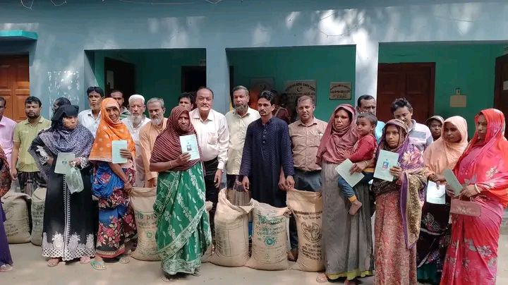 কার্পাসডাঙ্গায় ভিডব্লিউবি কার্ডধারীদের মাঝে চাল বিতরণ