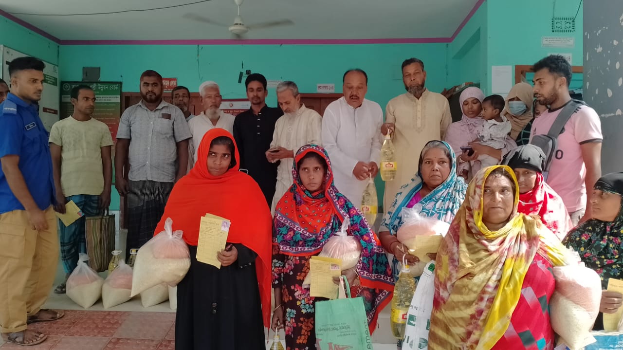কার্পাসডাঙ্গায় টিসিবির পণ্য বিতরণ কার্যক্রম শুরু