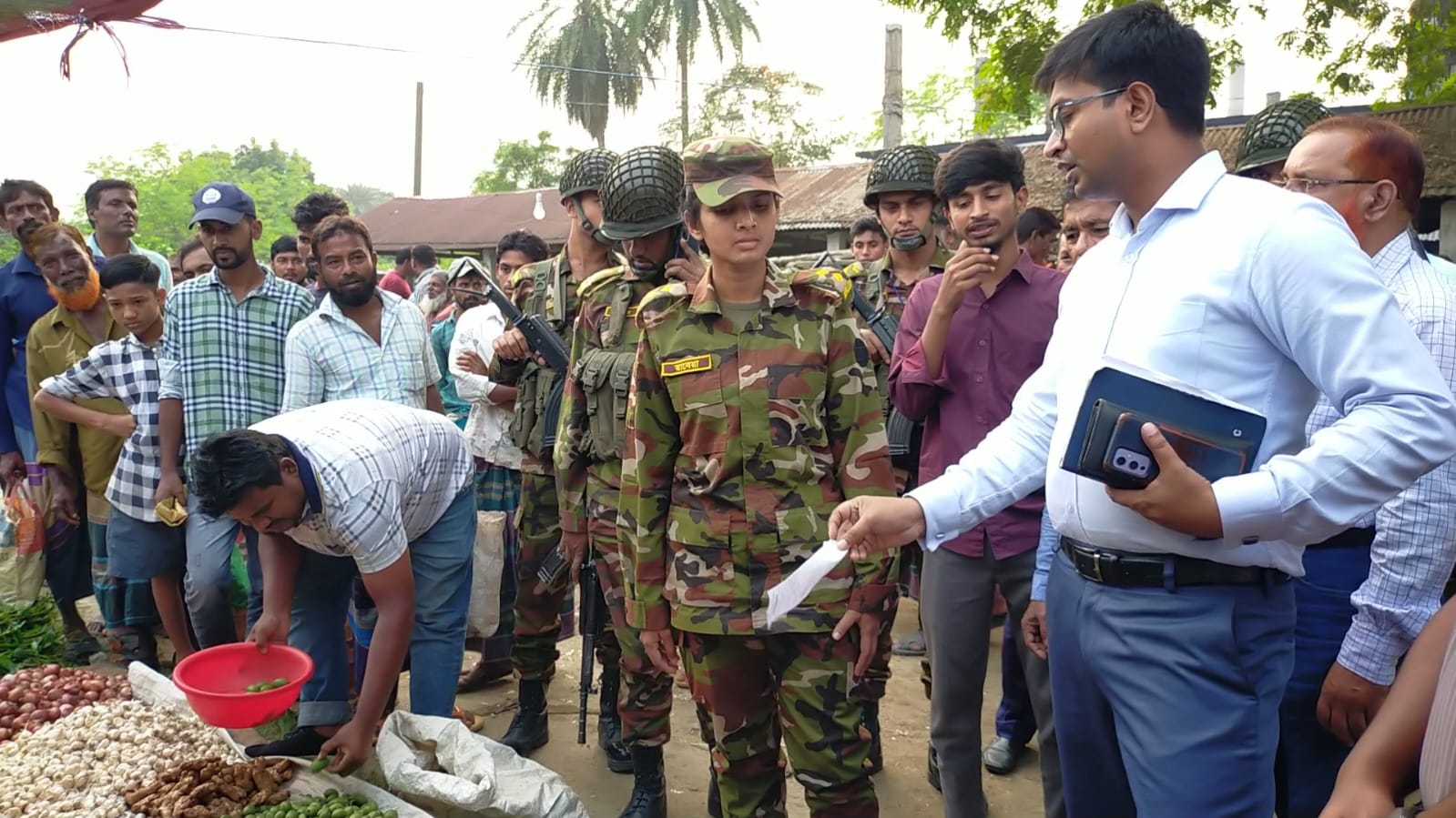 মেহেরপুরে স্পেশাল স্কোয়ারট ফোর্সের বাজার মনিটরিং