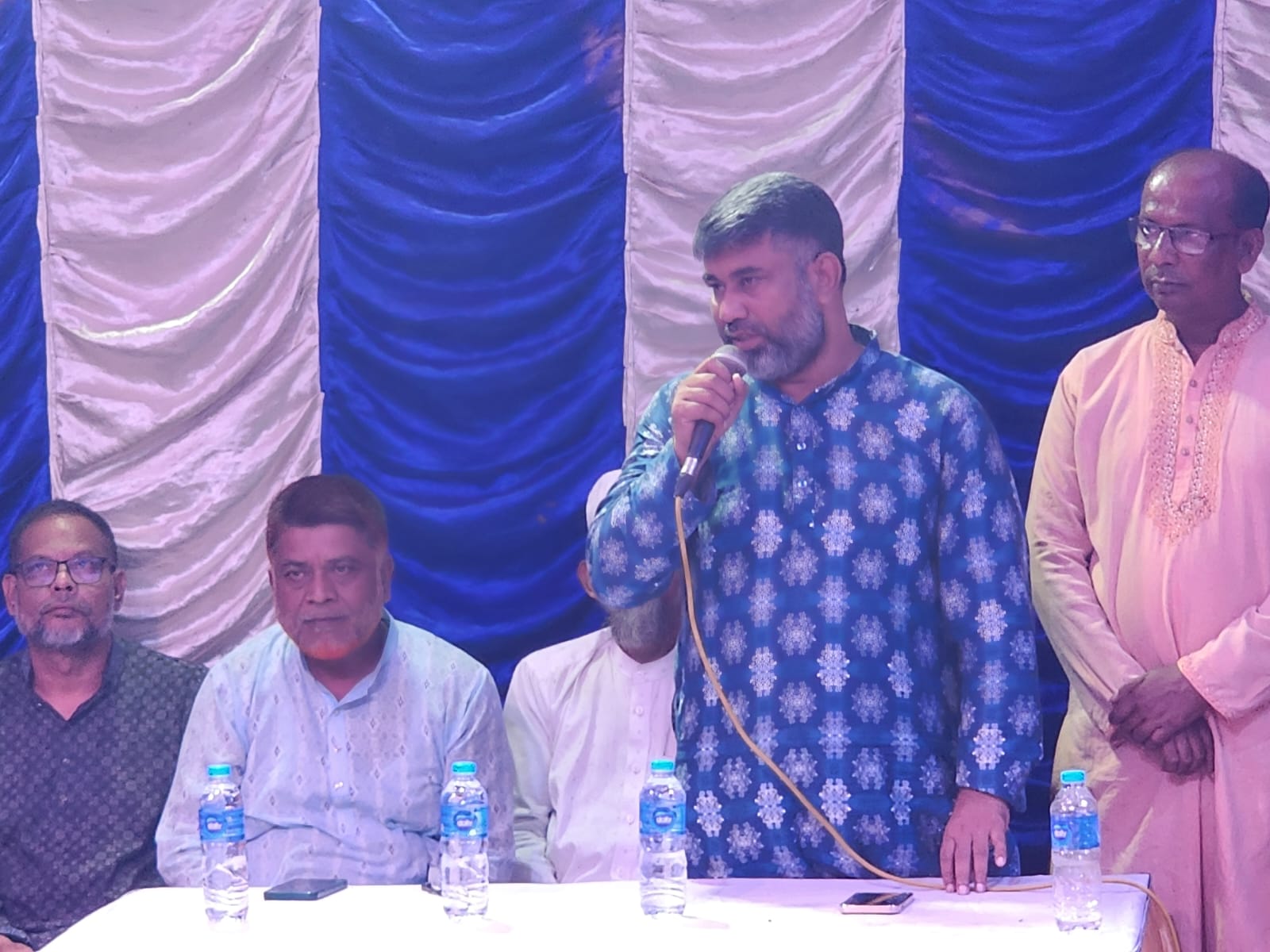 আলমডাঙ্গায় পূজা ম-প পরিদর্শনকালে বিএনপি নেতা শরীফ