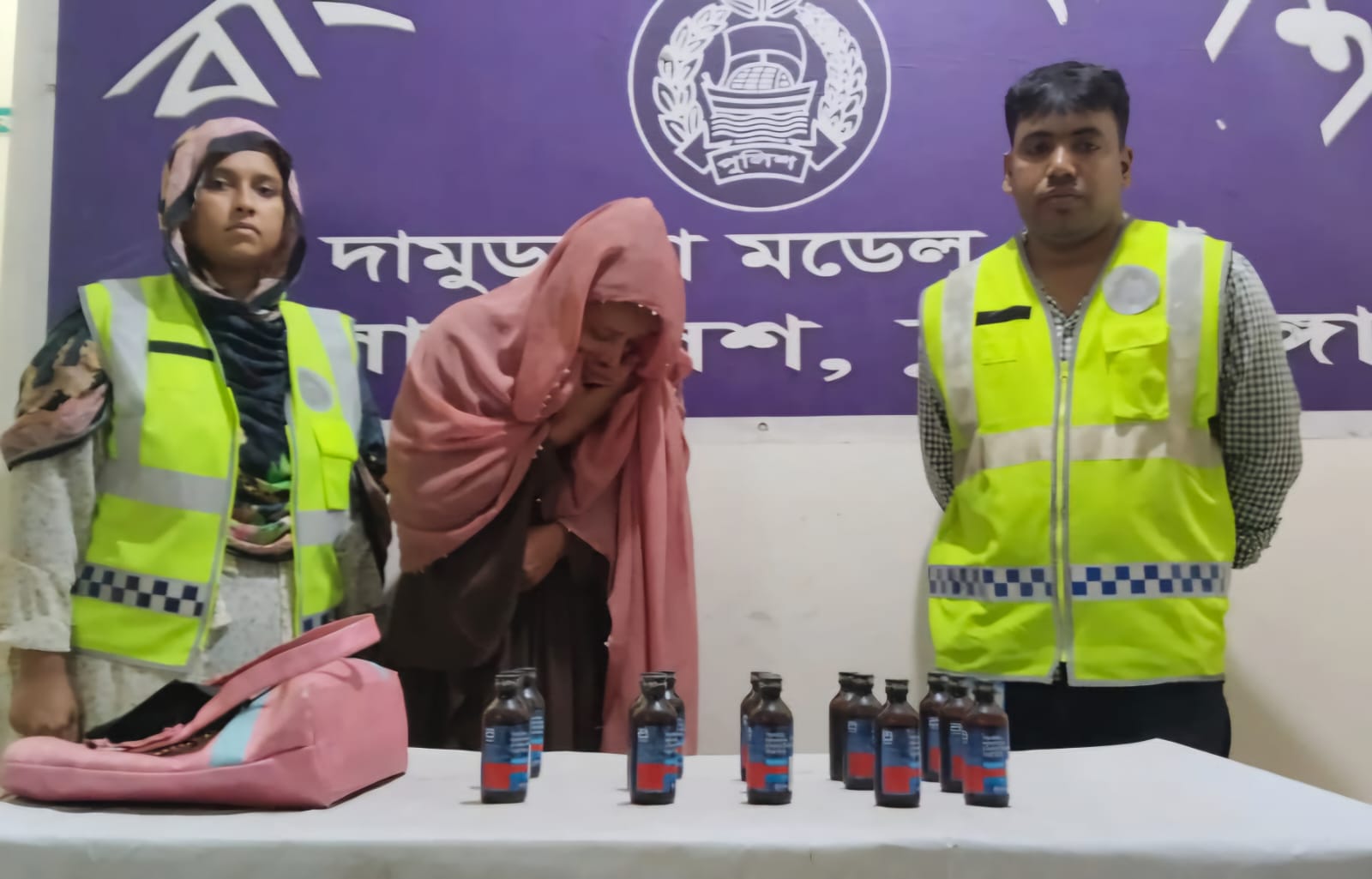 কার্পাসডাঙ্গায় ফেনসিডিলসহ নারী আটক