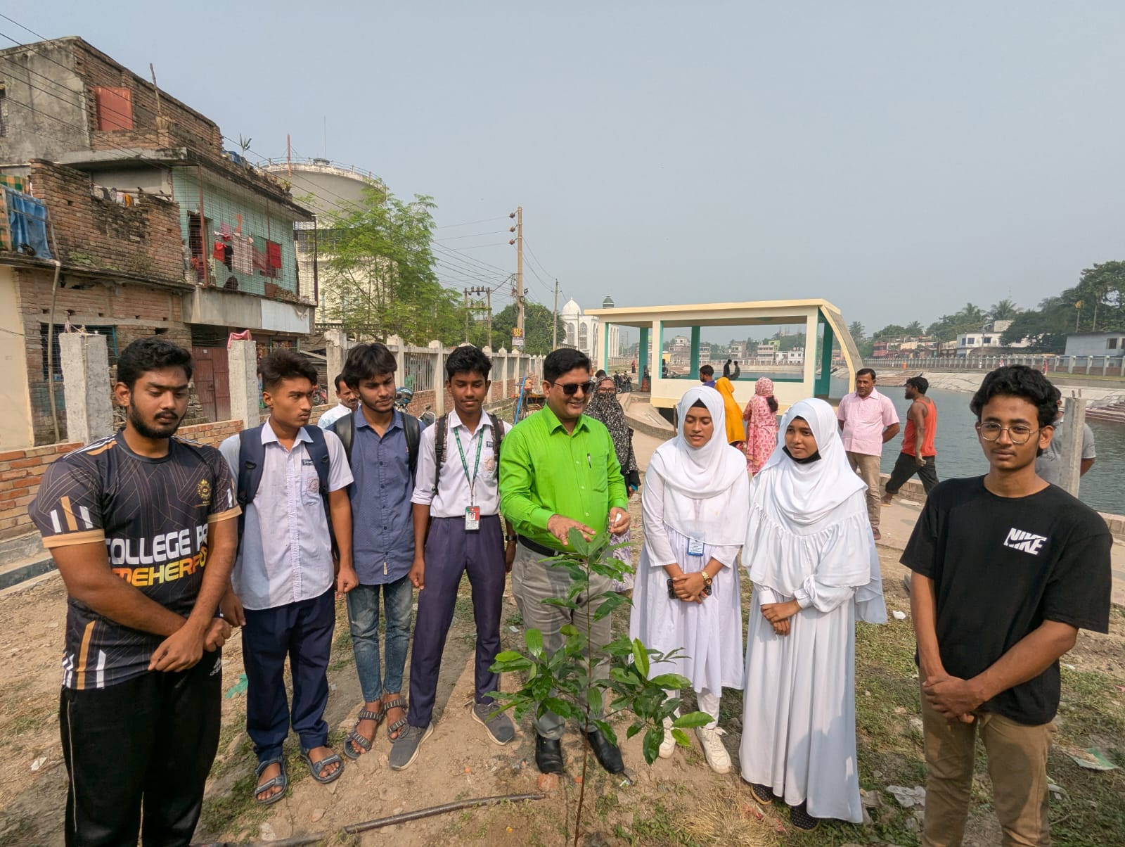 মেহেরপুরের গড় পুকুরে সৌন্দর্য্য বর্ধনে বৃক্ষরোপণ