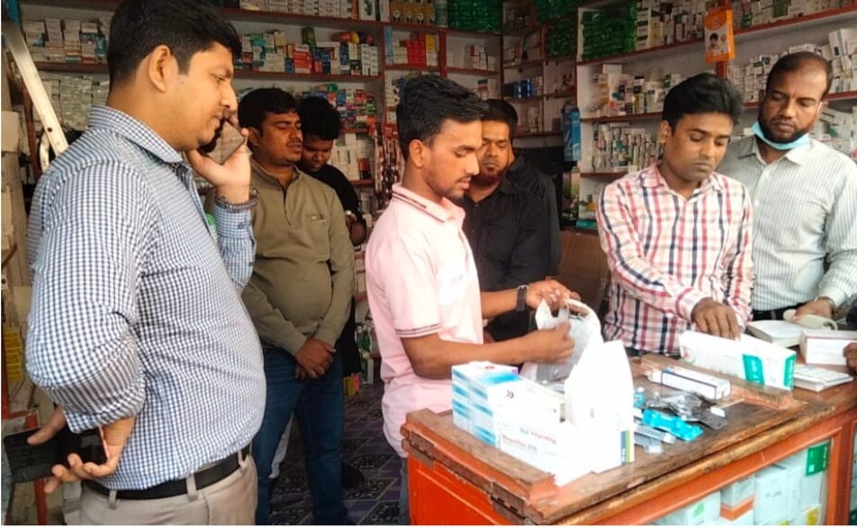 তিন ফার্মেসিকে ৩০ হাজার টাকা জরিমানা