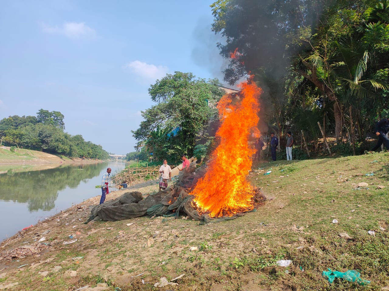 চুয়াডাঙ্গার মাথাভাঙ্গা নদীতে চায়না দোয়ারি জাল জব্দ, পুড়িয়ে ধ্বংস