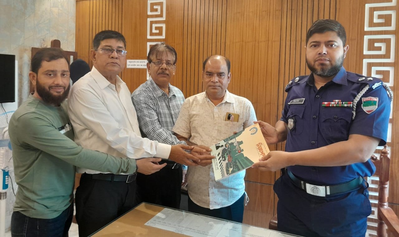 চুয়াডাঙ্গার ডিসি-এসপি বরাবর নিসচার স্মরণিকা হস্তান্তর