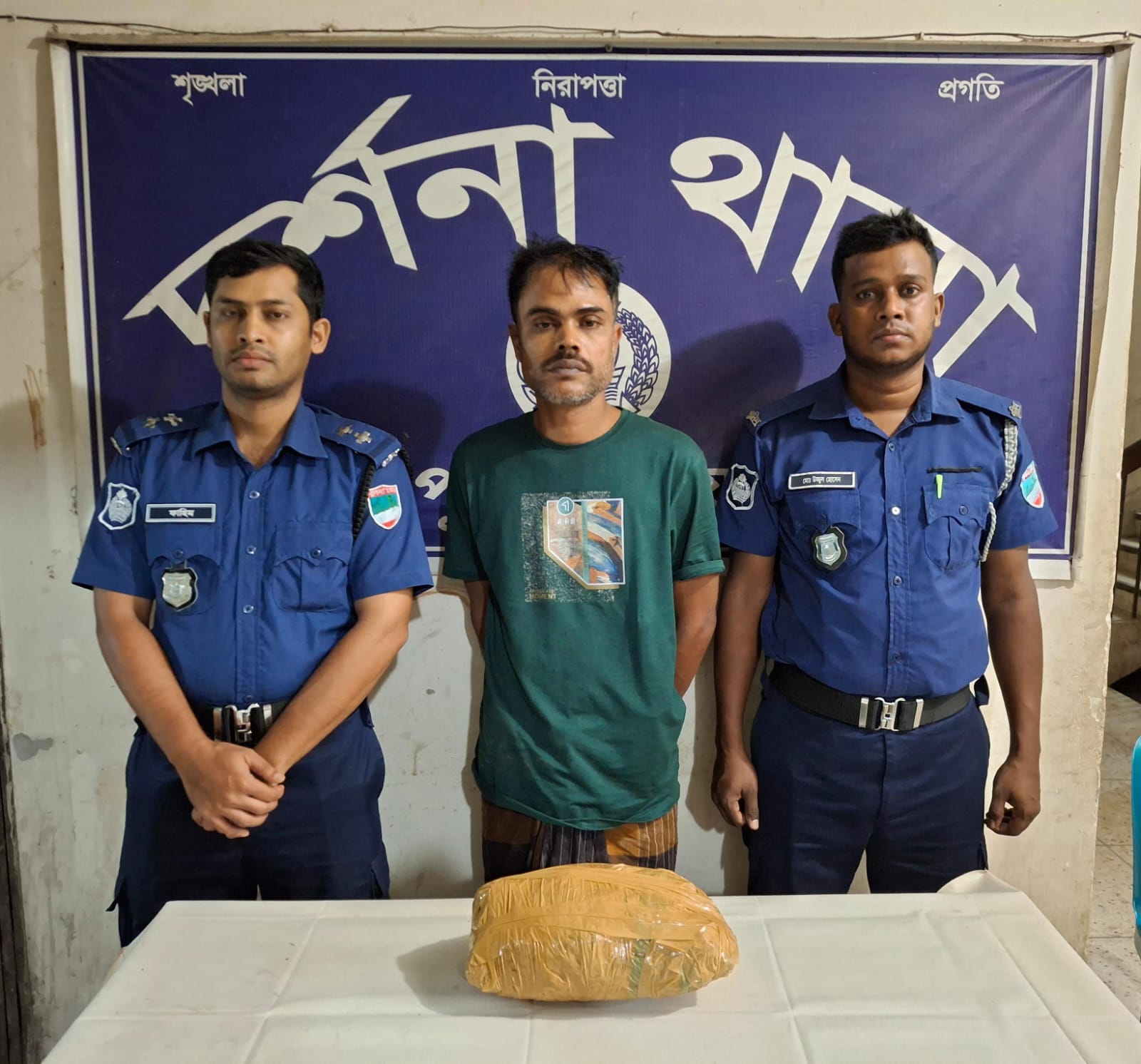দর্শনায় এক কেজি গাঁজাসহ যুবক আটক