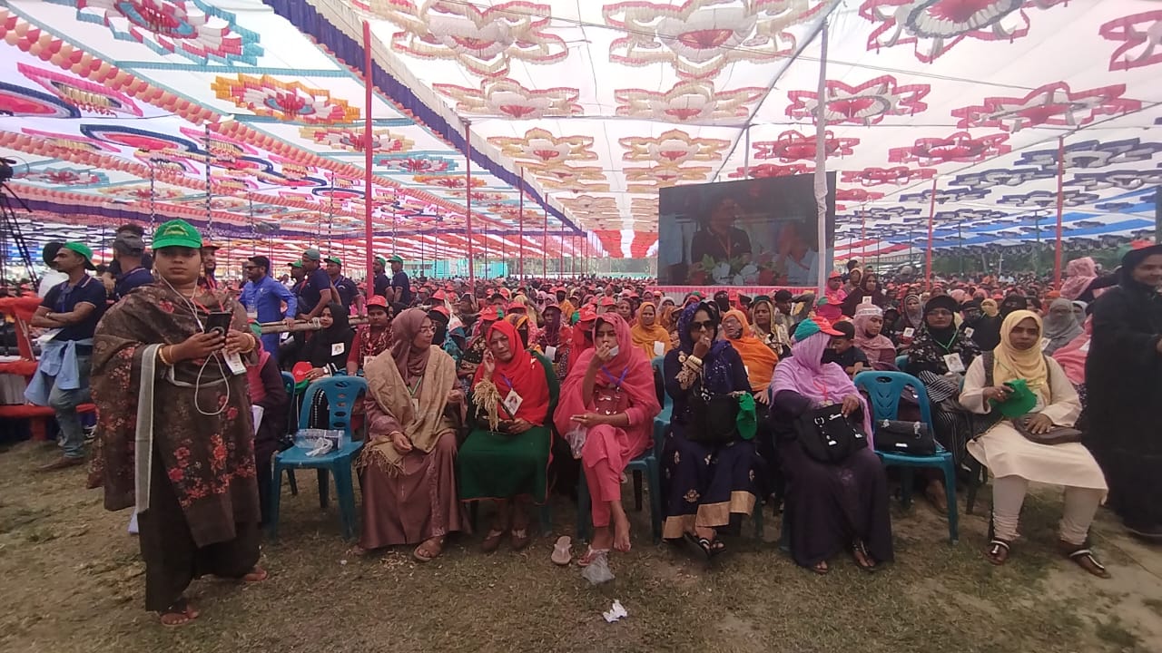 চুয়াডাঙ্গা জেলা বিএনপির সম্মেলনে নারীদের স্বতঃস্ফূর্ত অংশগ্রহণ
