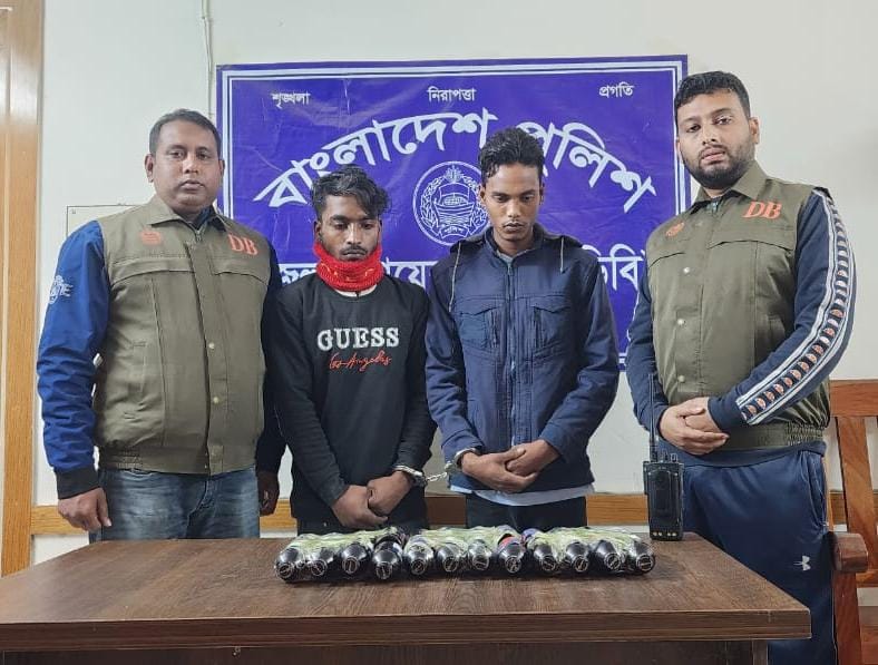 দর্শনায় ২৪ বোতল ফেনসিডিলসহ দুই মাদক ব্যবসায়ী আটক