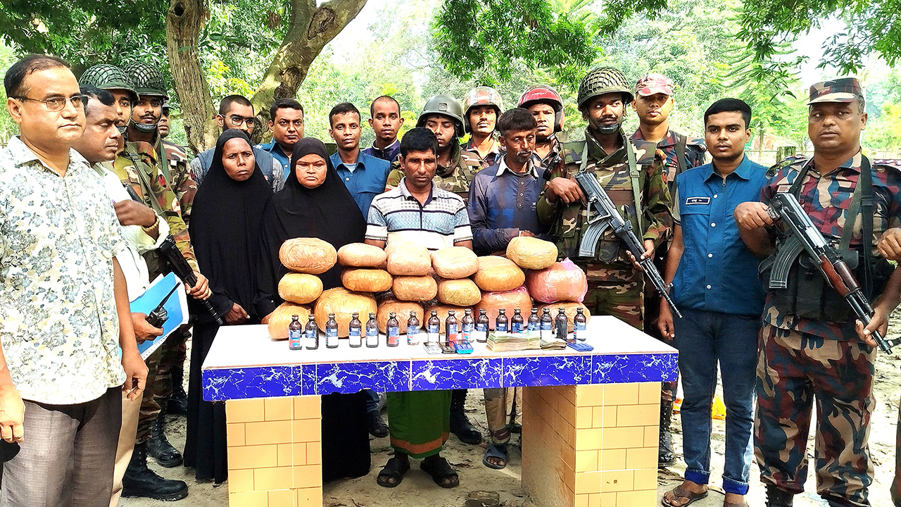 ২২ কেজি গাঁজাসহ ৪ মাদক কারবারি আটক