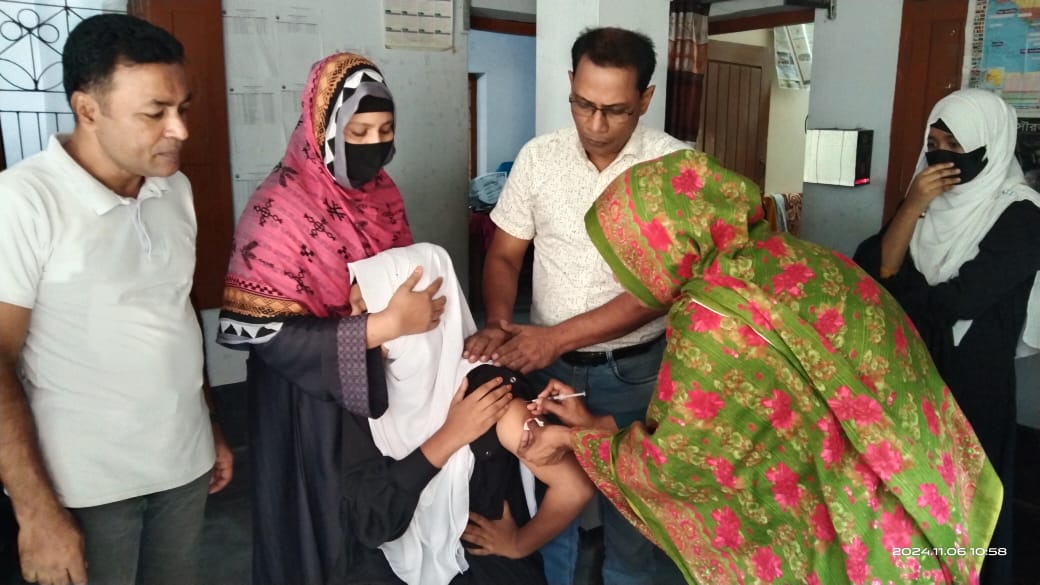 আলমডাঙ্গা ছাত্রীদের মাঝে এইচপিভি টিকা প্রদান