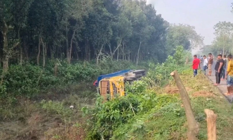 গাংনীতে সড়কে গাছ ফেলে গণ-ডাকাতি