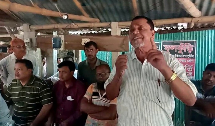 গাংনীতে সাব-রেজিস্ট্রারের অপসারণের দাবিতে প্রতিবাদ সভা
