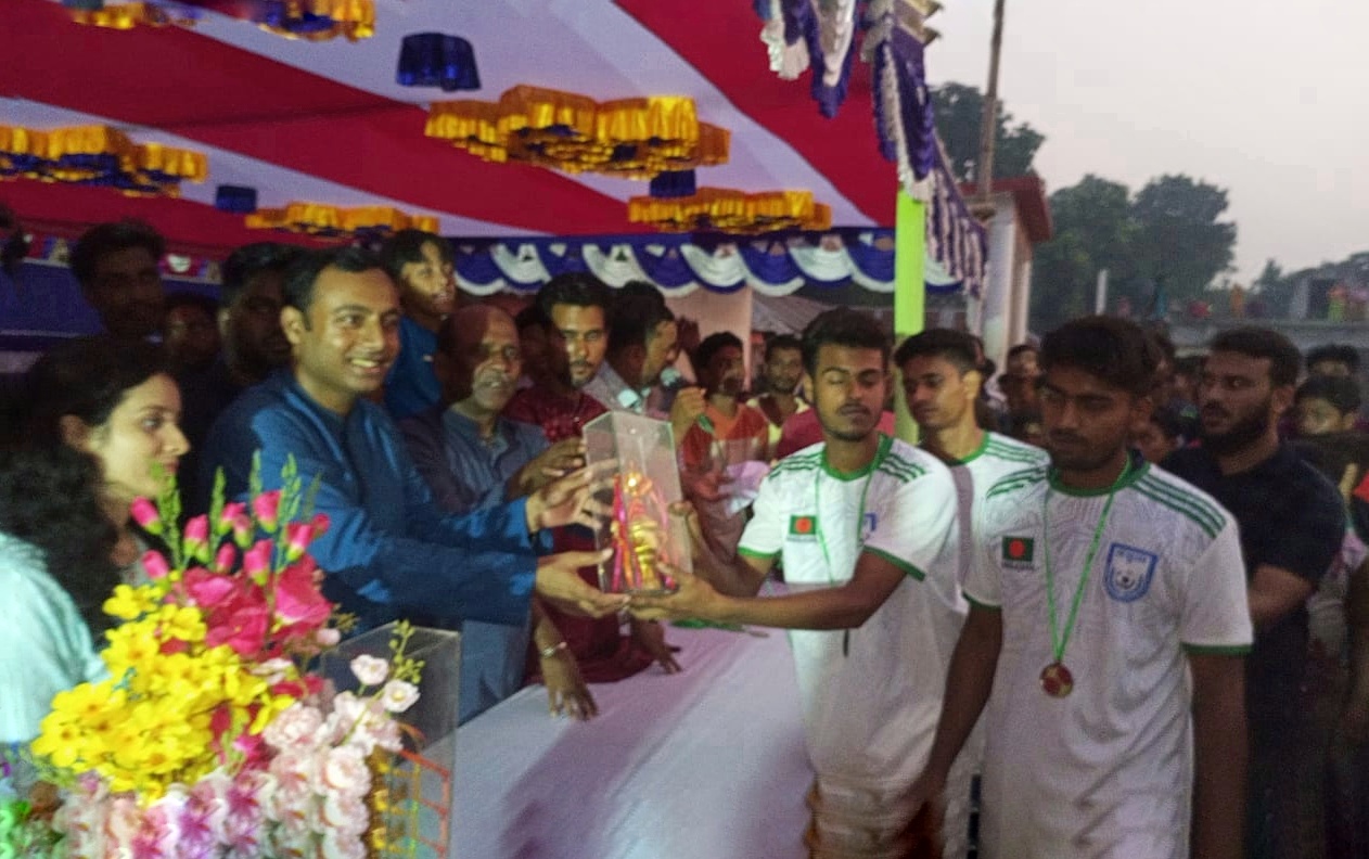 গাংনীতে স্বাধীনতা ফুটবল টুর্নামেন্টের ফাইনাল