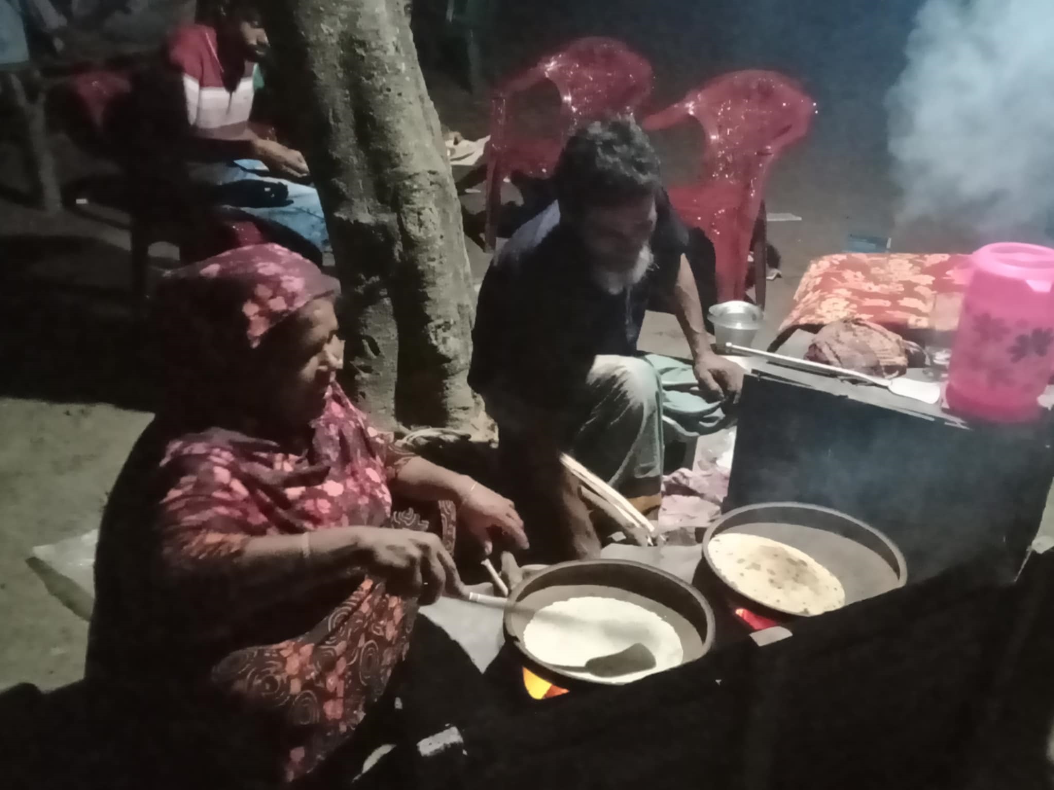 জীবননগরে শীতের আগমনে ভিড় বেড়েছে সুস্বাদু কালাই রুটির দোকানে