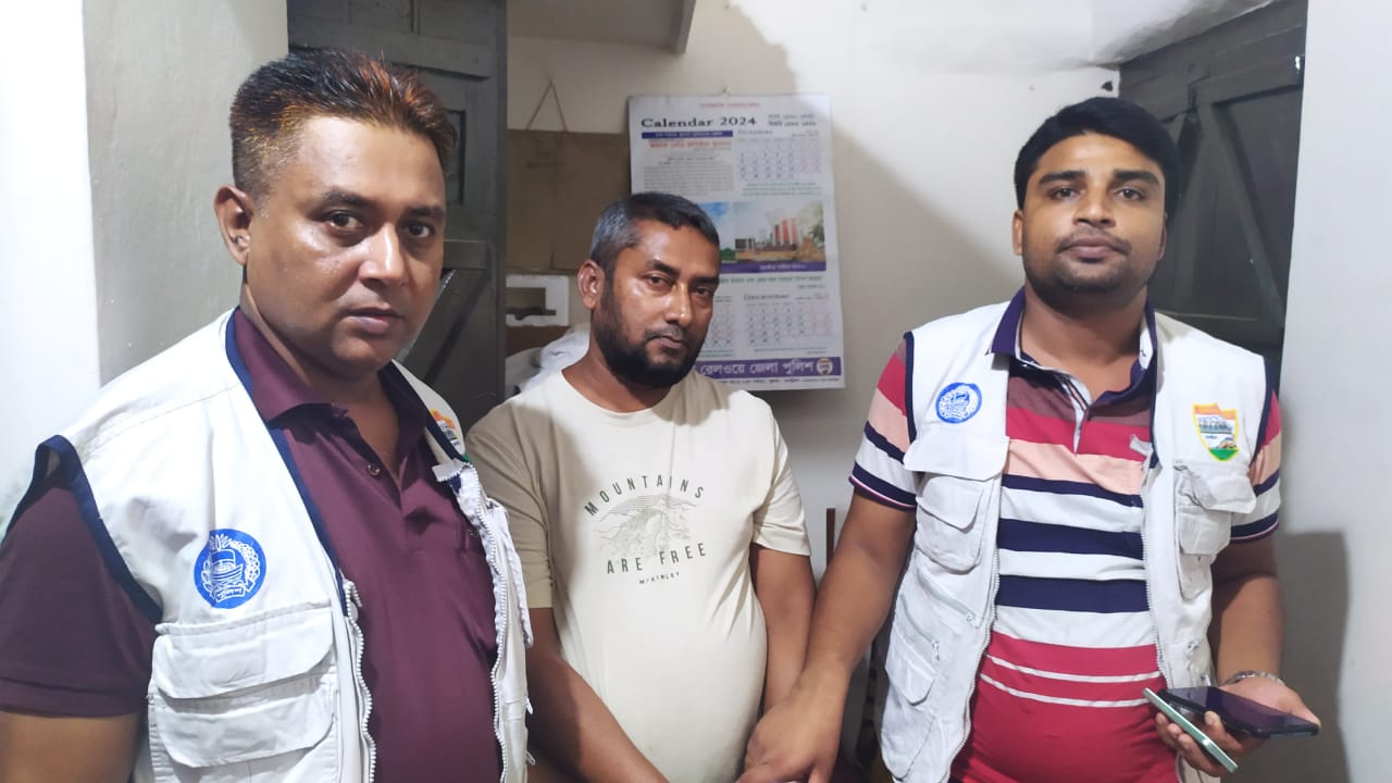 ফেনসিডিলসহ যাত্রীবেশী মাদক ব্যবসায়ী আটক