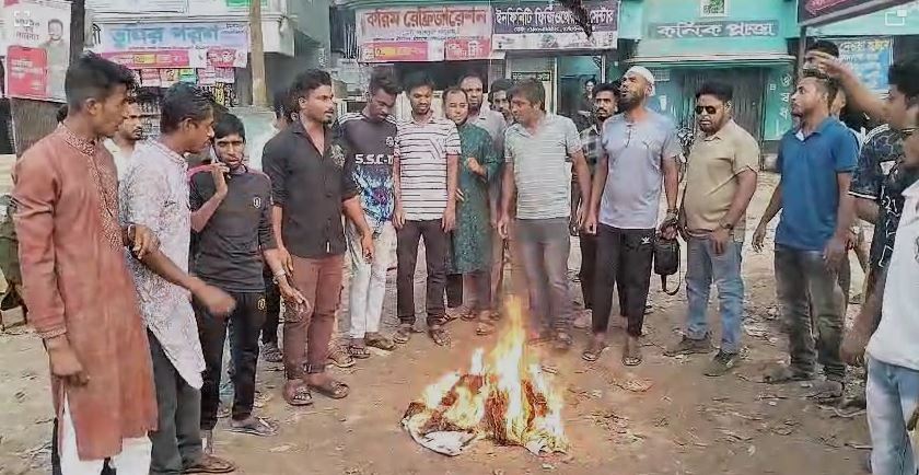 জীবননগরে ‘প্রথম আলো’ ও ‘ডেইলি স্টার’ পত্রিকা পুড়িয়ে বয়কটের ডাক