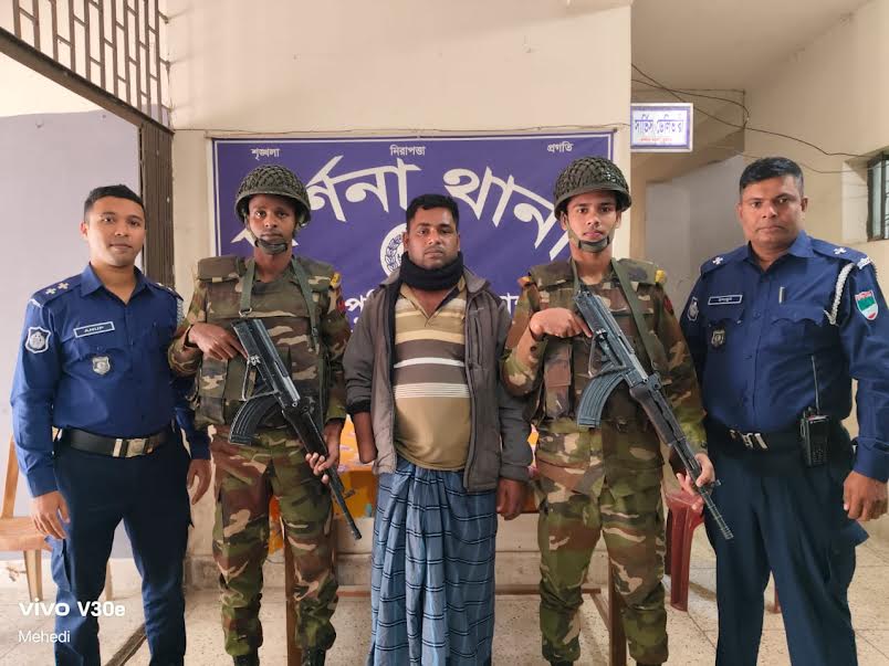 দর্শনায় যৌথ বাহিনীর অভিযানে দুর্ধর্ষ ডাকাত শাহাবুল গ্রেপ্তার