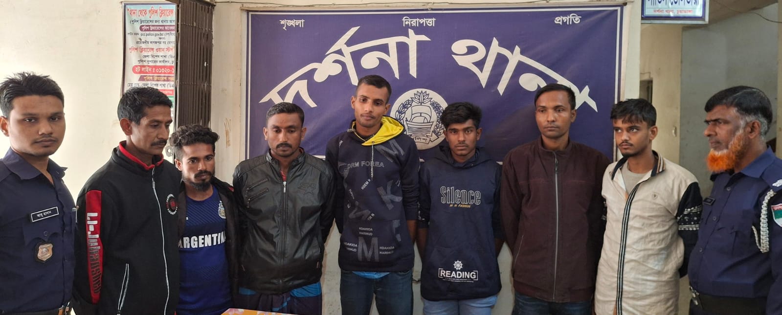 দর্শনায় চুরি মামলার আসামি জনিসহ গ্রেপ্তার ৭