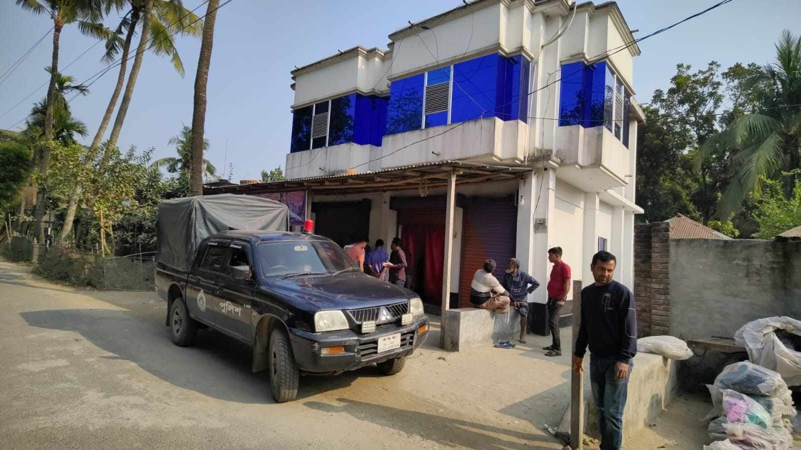 লাথি মারতেই বিকট শব্দে বিস্ফোরণ
