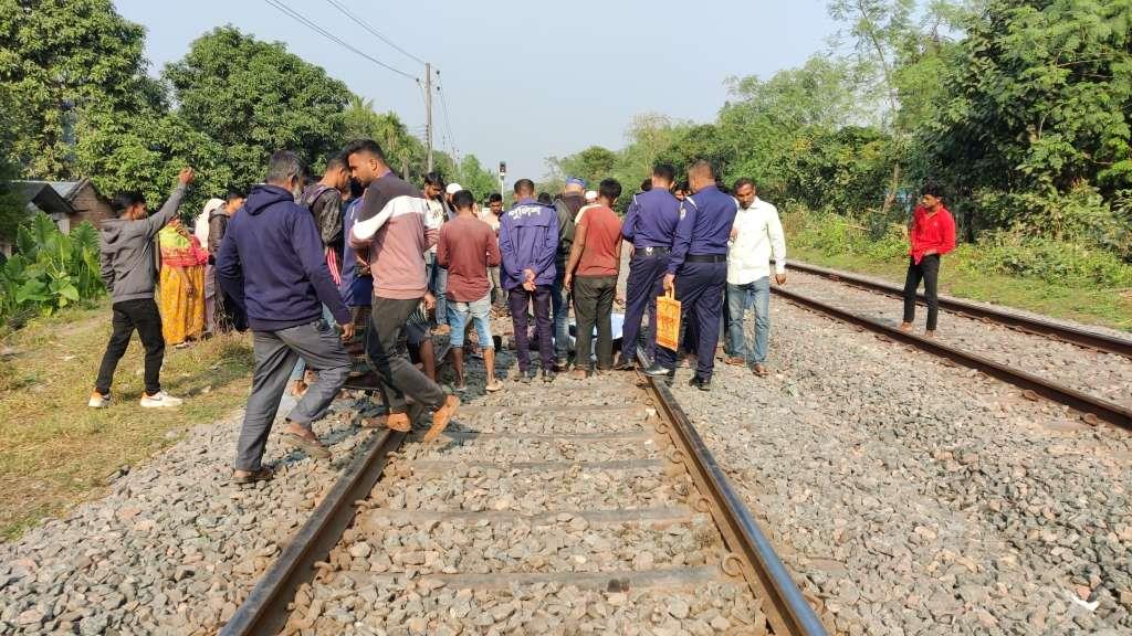 চুয়াডাঙ্গায় ট্রেনে কেটে যুবকের মৃত্যু