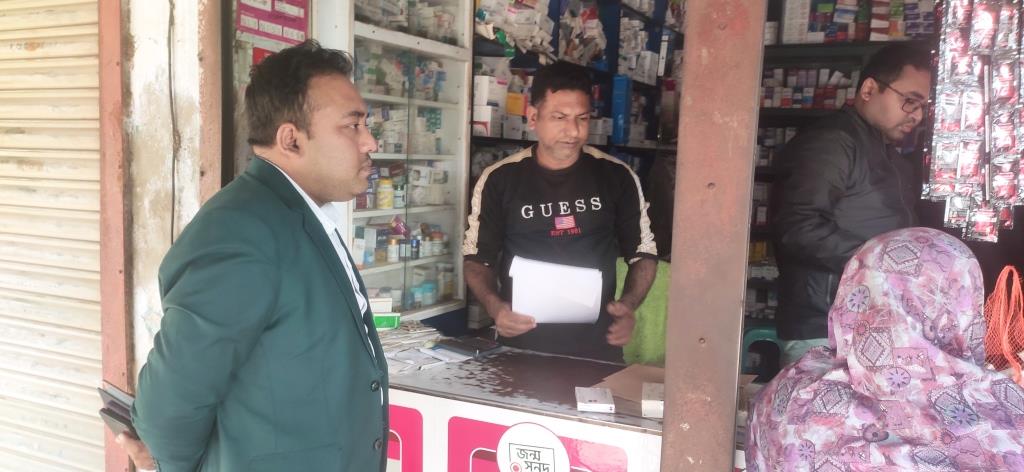 দর্শনায় দুই ফার্মেসির মালিককে ১১ হাজার টাকা জরিমানা