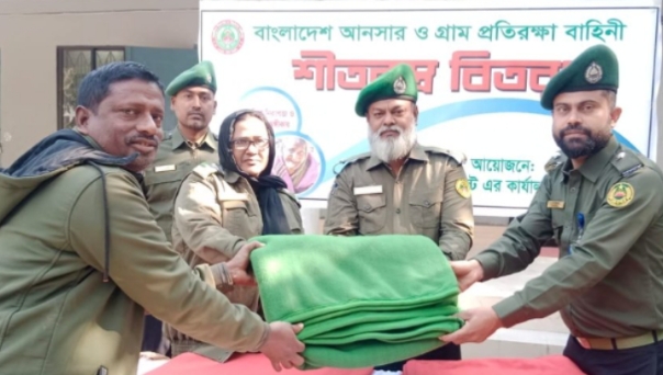 মেহেরপুর আনসার ও ভিডিপির উদ্যোগে কম্বল বিতরণ