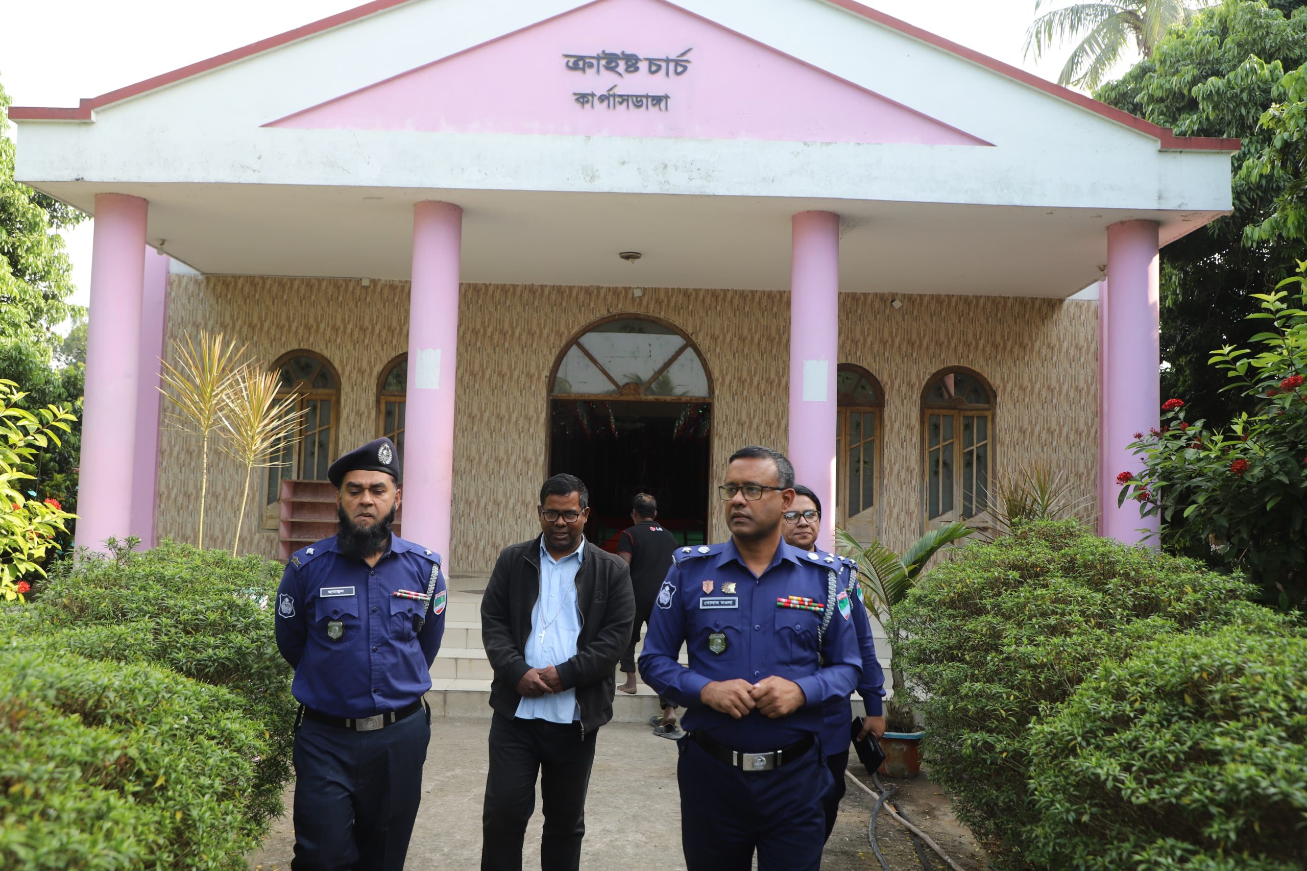 চুয়াডাঙ্গায় বড়দিন উপলক্ষে গীর্জা পরিদর্শন ও মতবিনিময় সভায় পুলিশ সুপার