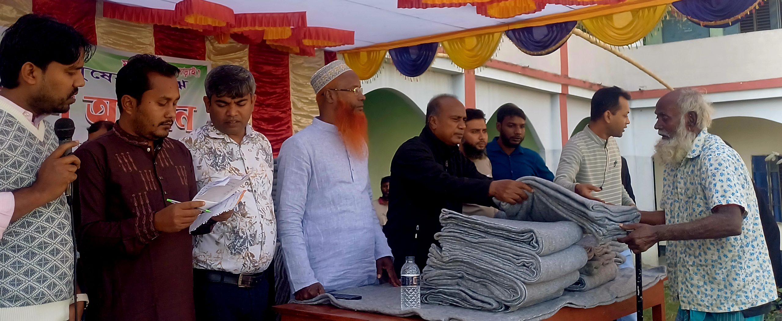 ঝিনাইদহে শীতার্ত মানুষের মাঝে কম্বল বিতরণ