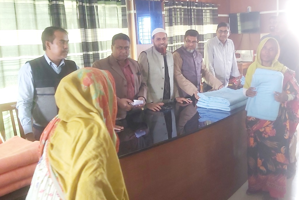 আলমডাঙ্গা বণিক সমিতির শীতবস্ত্র বিতরণ