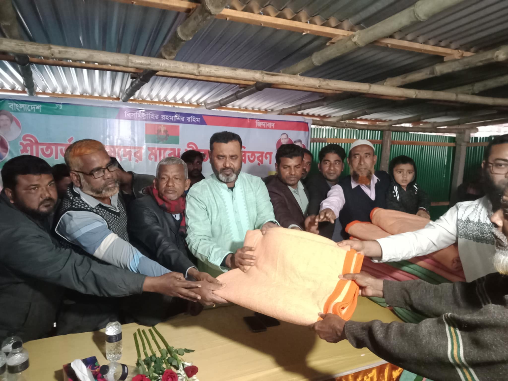 জীবননগরের গঙ্গাদাসপুরে শীতার্ত মানুষের মাঝে কম্বল বিতরণ