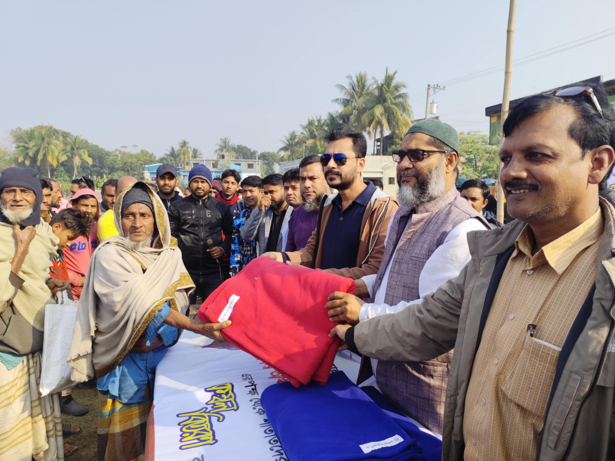 জীবননগরে অসহায় শীতার্তদের মধ্যে কম্বল বিতরণ