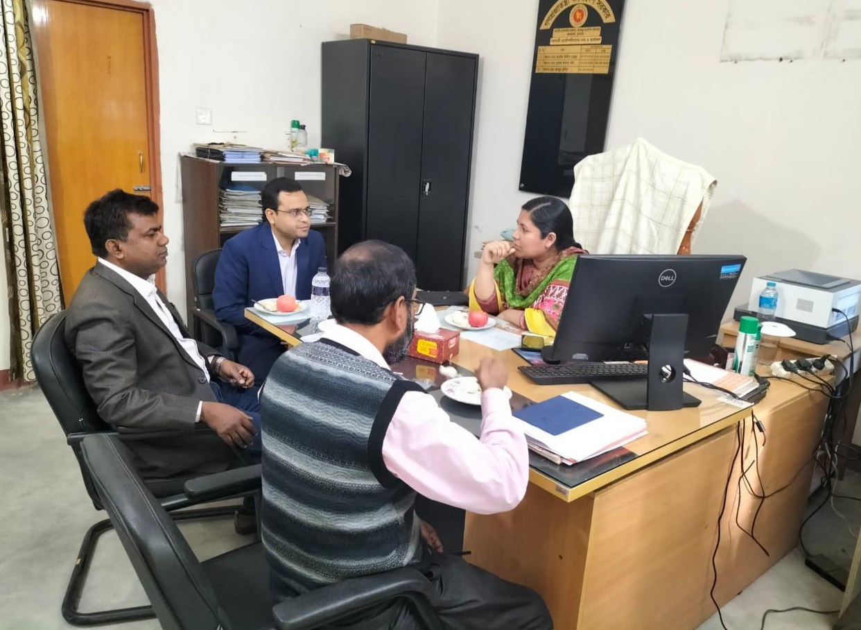 আলমডাঙ্গা জনস্বাস্থ্য প্রকৌশল অফিস পরিদর্শন করলেন চুয়াডাঙ্গা ডিডিএলজি শারমিন আক্তার