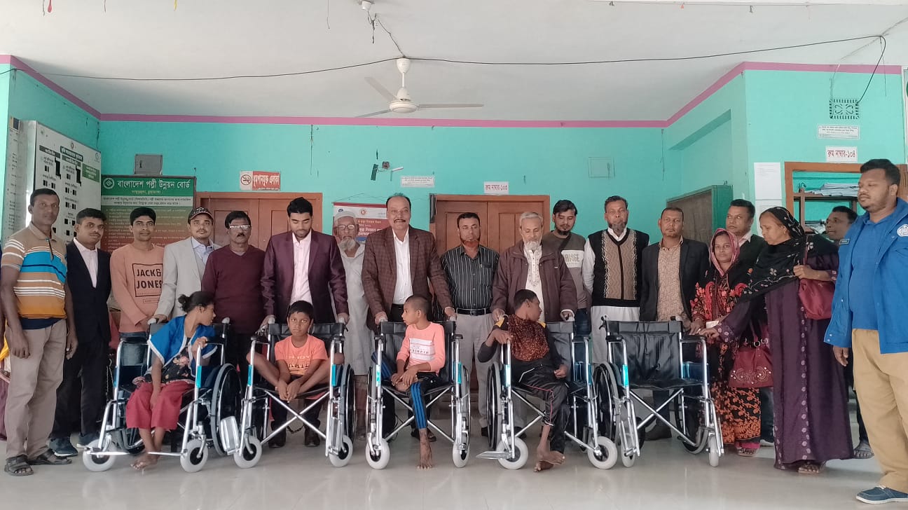 কার্পাসডাঙ্গায় প্রতিবন্ধীদের মাঝে হুইলচেয়ার বিতরণ