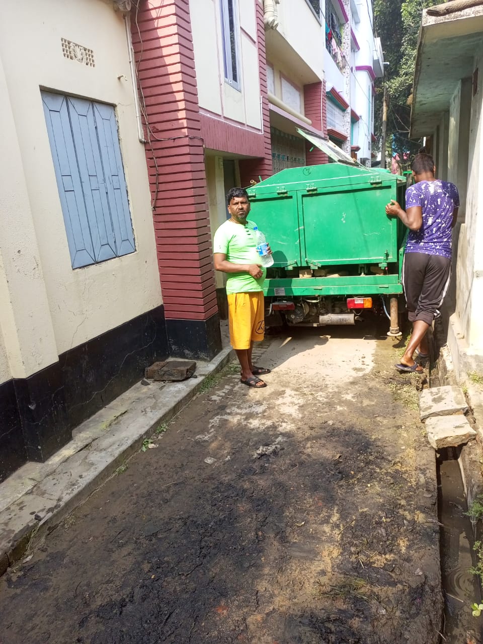 আলমডাঙ্গায় অবশেষে রাস্তা থেকে সরানো হলো ড্রেনের বর্জ্য