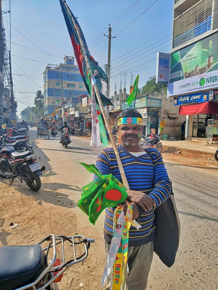 পথে পথে লাল সবুজের পতাকা কাঁধে সংগ্রামী সোলেমান