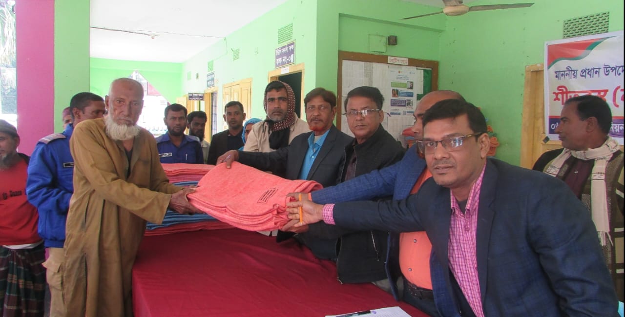 হাউলী ইউনিয়নে শীতার্তদের মাঝে কম্বল বিতরণ
