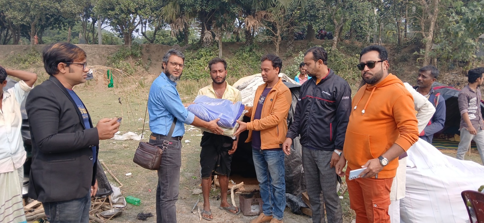 আলমডাঙ্গায় বেদে পল্লী ও রেললাইনের কলোনীতে শীতবস্ত্র বিতরণ