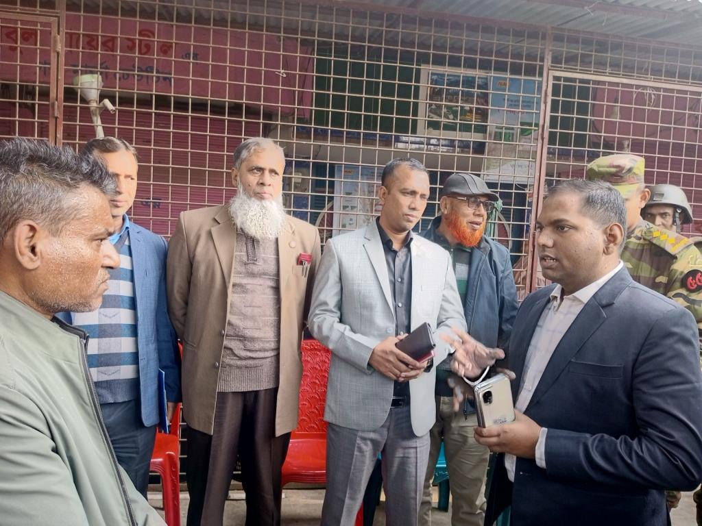 মেহেরপুরে অবৈধভাবে সার মজুত ও কৃত্রিম সংকট তৈরি করে বেশি দামে বিক্রি