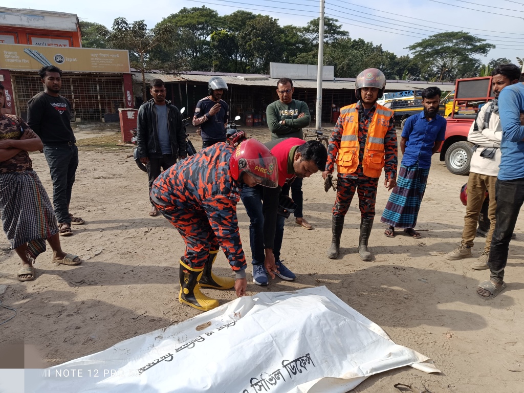 কালীগঞ্জে চিনিকলের ট্রলির ধাক্কায় দুজনের মৃত্যু
